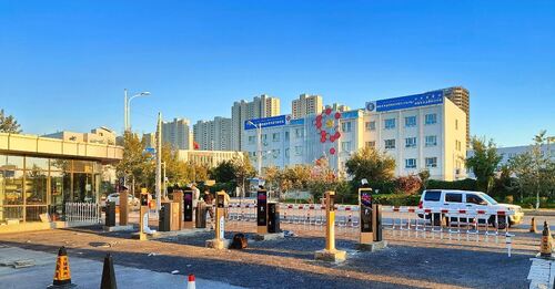 최신 회사 사례 WJDZE4I Barrier Gate with 4.5m Two Fence Arm | Industrial Park Access Case