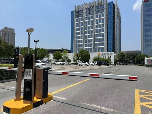 최신 회사 사례 E40Pro Barrier Gate for Business Park Parking Lot