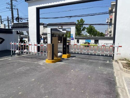 최신 회사 사례 E40Pro Barrier Gate | Chinese-style Community Entrance
