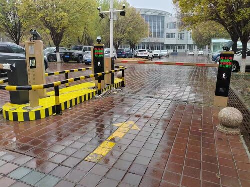 최신 회사 사례 E40Pro Barrier Gate | Enterprise Park in Rainy Region